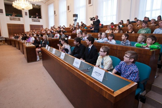 Oceněné žákovské osobnosti a kolektivy v síni zastupitelstva.