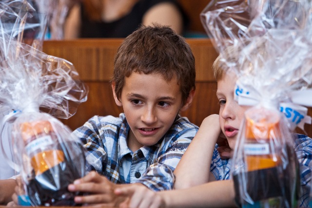 Ocenění chlapci z 11 členného Klubu papírových modelářů  ze základní školy B. Dvorského.
