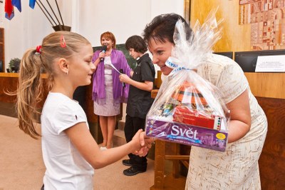 Marta Szücsová předává ocenění malé krasobruslařce