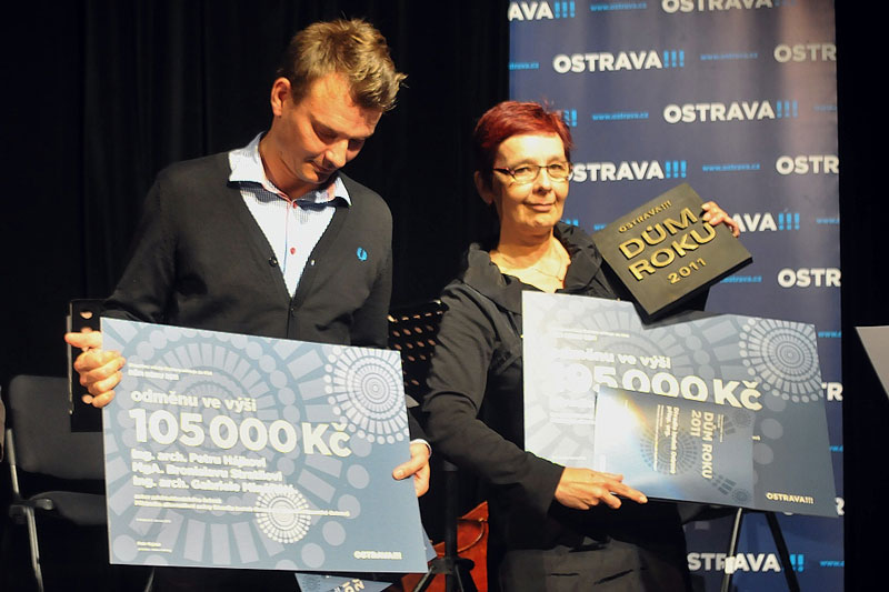 Ředitelka DLO J. Hájková a projektant B. Stratil s cenami za Dům roku Foto: J. Urban