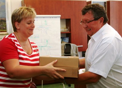 Náměstek primátora Ivo Hařovský předává hlavní cenu Kristýně Dybowiczové. Foto: B. Krzyžanek