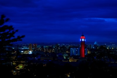 Červeně nasvícená věž Nové radnice. Foto: Jiří Zerzoň