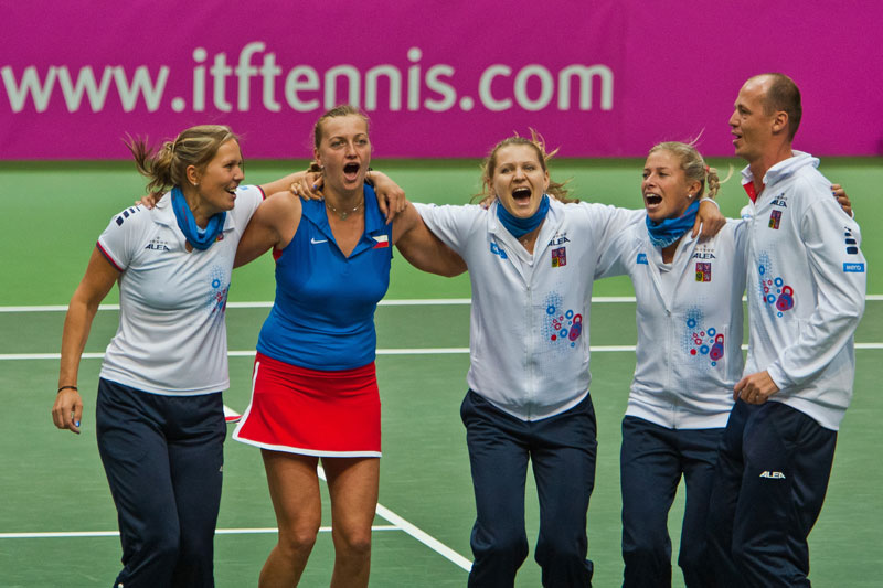FOTO: Radost z postupu: Lucie Hradecká, Petra Kvitová, Lucie Šafářová, Andrea Hlaváčková a Petr Pála.