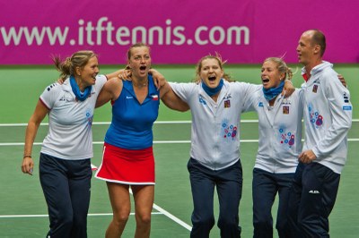 FOTO: Radost z postupu: Lucie Hradecká, Petra Kvitová, Lucie Šafářová, Andrea Hlaváčková a Petr Pála.