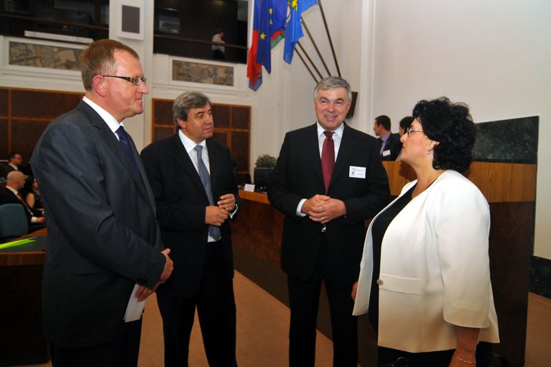 Tomáš Petřík (vlevo) hovoří s hosty konference