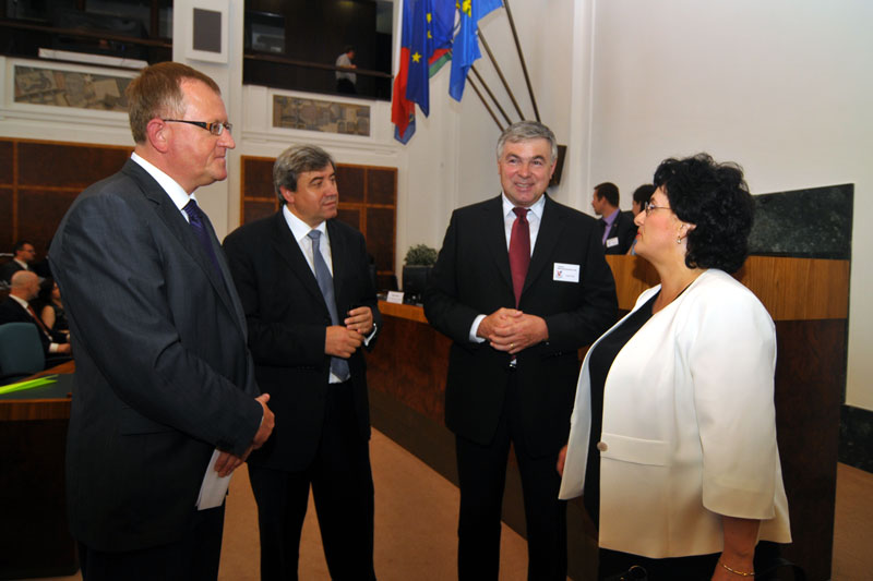 Tomáš Petřík (vlevo) hovoří s hosty konference