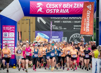 Start závodu s početným polem běžkyň. Foto: Lukáš Kaboň