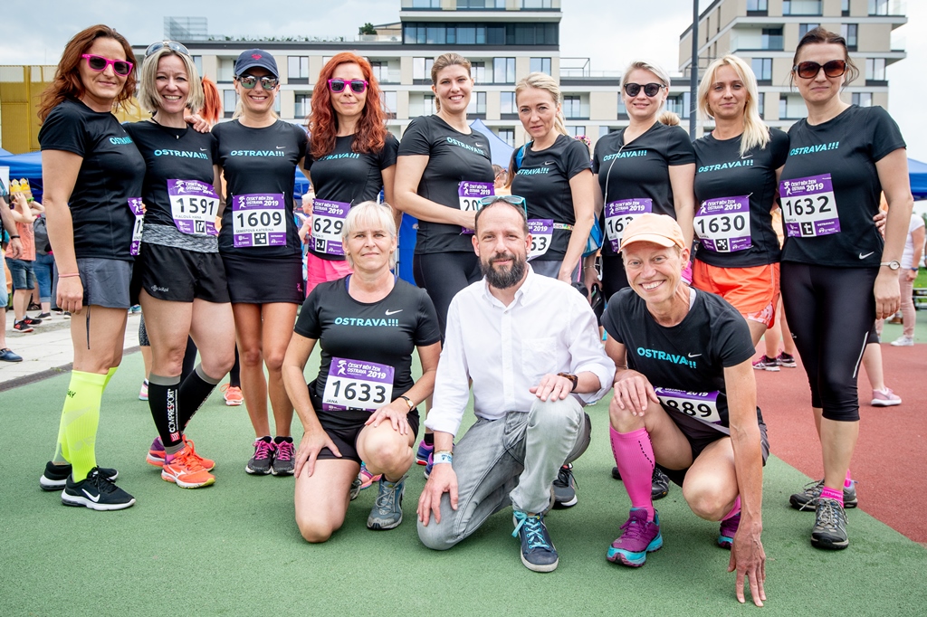 Primátor Tomáš Macura s běžkyněmi ostravského magistrátu. Stojící třetí zleva je náměstkyně Kateřina Šebestová, která zaběhla pětikilometrovou trať. 