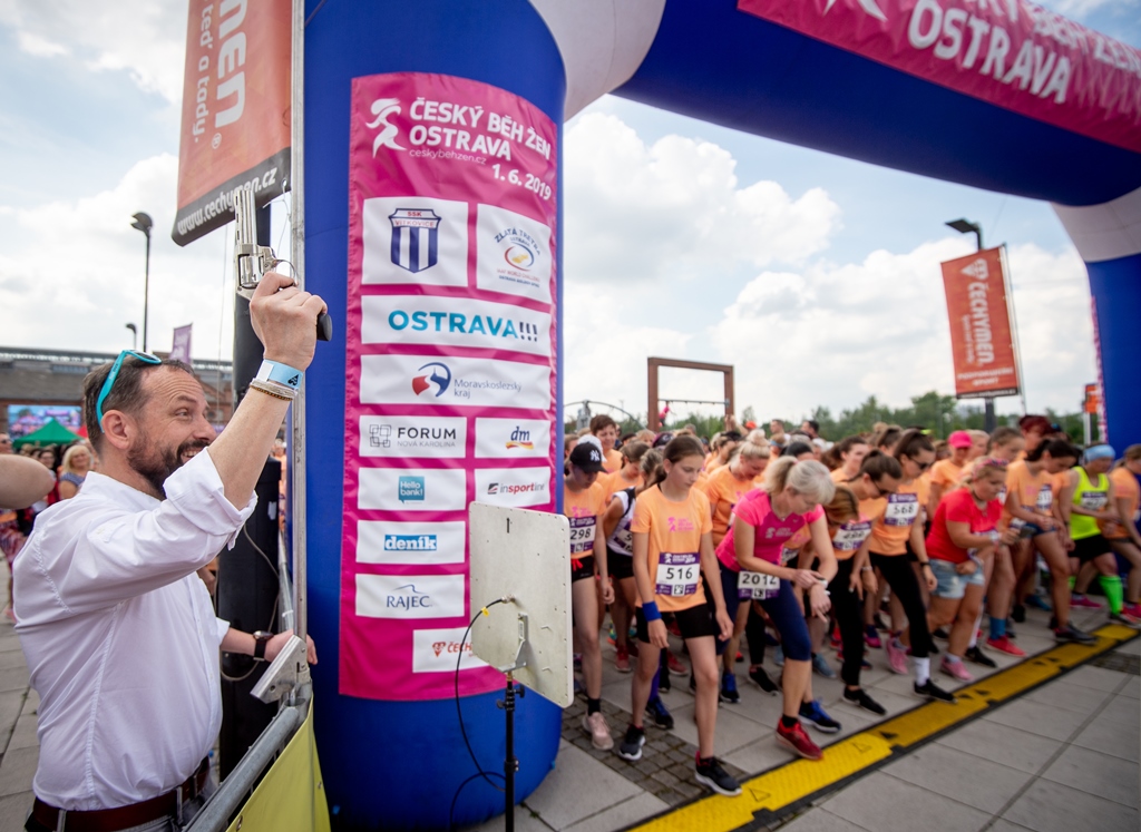 Primátor Tomáš Macura startuje závod na 2,5 kilometru. 