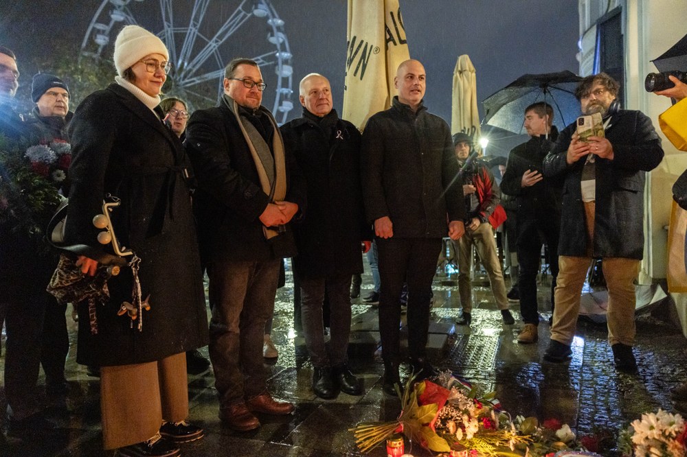 Výročí 17. listopadu uctili také zástupci vedení města. Zleva: náměstkyně primátora Andrea Hoffmannová, primátor Jan Dohnal a náměstek primátora Zbyněk Pražák. Foto: Jiří Zerzoň