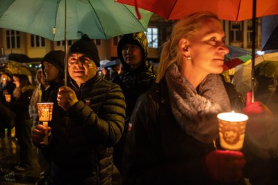 Vzpomínková akce přilákala množství lidí. Foto: Jiří Zerzoň