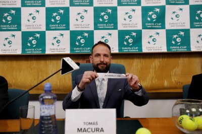 Primátor Tomáš Macura vylosoval první dvouhru. Foto: Jiří Zerzoň