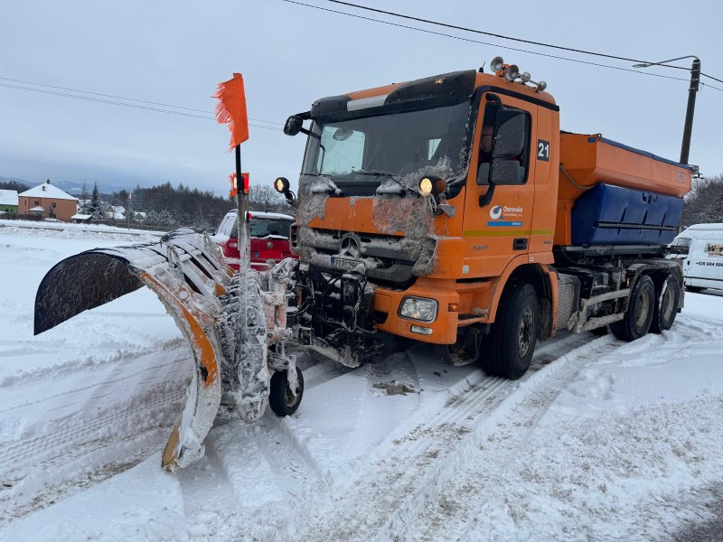 Cesty jsou navzdory sněhové nadílce sjízdné. Městská hromadná doprava nabírala zpoždění