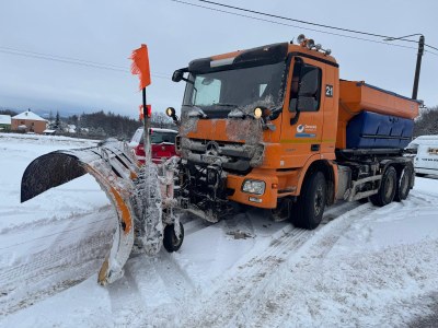 Vozidlo Ostravských komunikací při udržování průjezdnosti silnic. Foto: OKAS