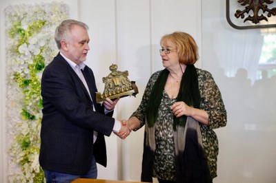 Ředitelka Ostravského muzea Jiřina Kábrtová přebírá svícen ze zmizelé synagogy. Foto: Jiří Zerzoň