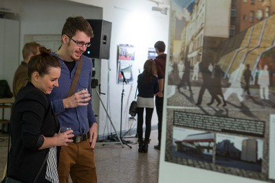 FOTO:Některé návrhy pracují s velkou nadsázkou, návštěvníci výstavy se dobře baví. Snímek Jiří Zerzoň
