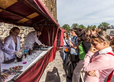 U stánků na hradním nádvoří se místo prodavačů objevili chemici. A zaujali. Foto: J. Zerzoň