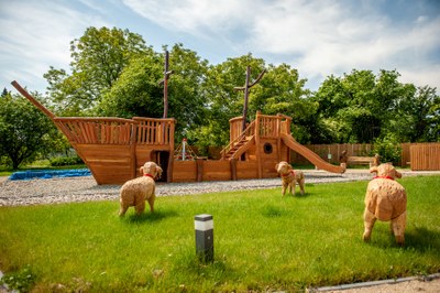 Působivý mobiliář, který vznikl v rámci komunitního programu Tvoříme prostor. Foto: Martin Grobe