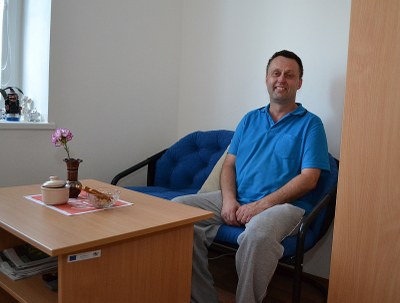 FOTO: Pan Martin ve svém novém útulném bytě Snímek: Petr Havránek