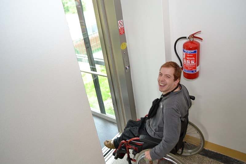 Pan Petr vítá možnost použít hydraulický výtah