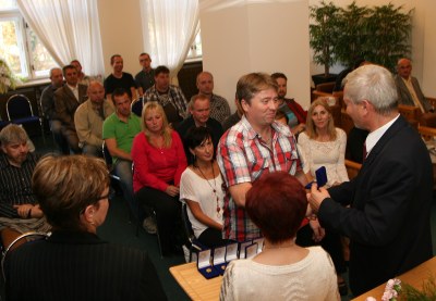 Jiří Wasniowski přebírá z rukou primátora Petra Kajnara Zlatý kříž 3. třídy za 80 odběrů krve. Foto: B. Krzyžanek