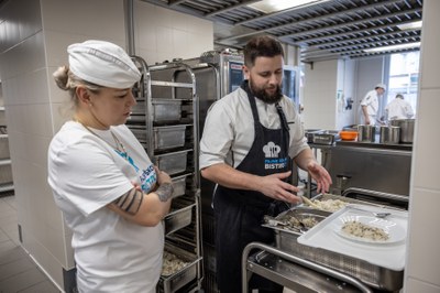 Petr Bláha připravuje školákům obědové menu. Foto: Jiří Zerzoň