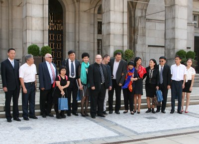Pamětní snímek s čínskými hosty před budovou Nové radnice. Foto: B. Krzyžanek