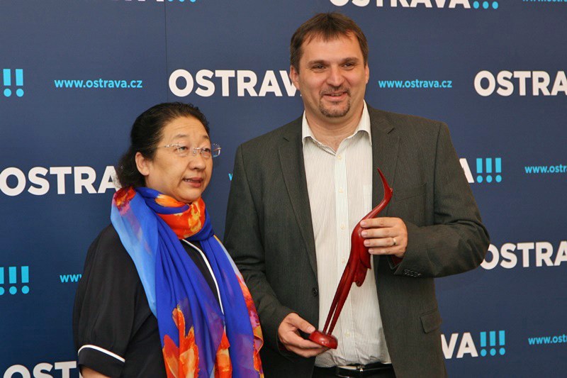 Jia Jianping a Martin Štěpánek se symbolickým dárkem.
