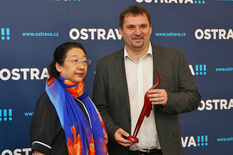 Jia Jianping a Martin Štěpánek se symbolickým dárkem.