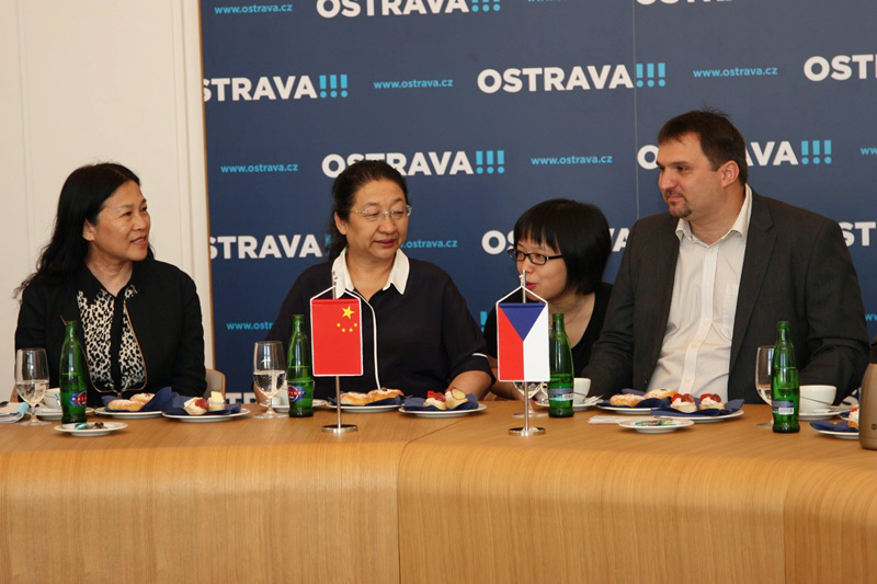 Zleva Qu Xiuli a Jia Jianping, zprava Martin Štěpánek.