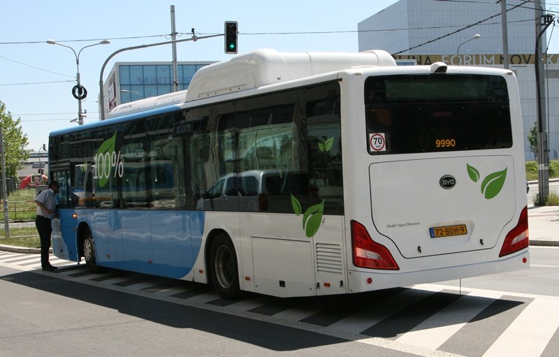 Elektrobus BYD, pohled zezadu.