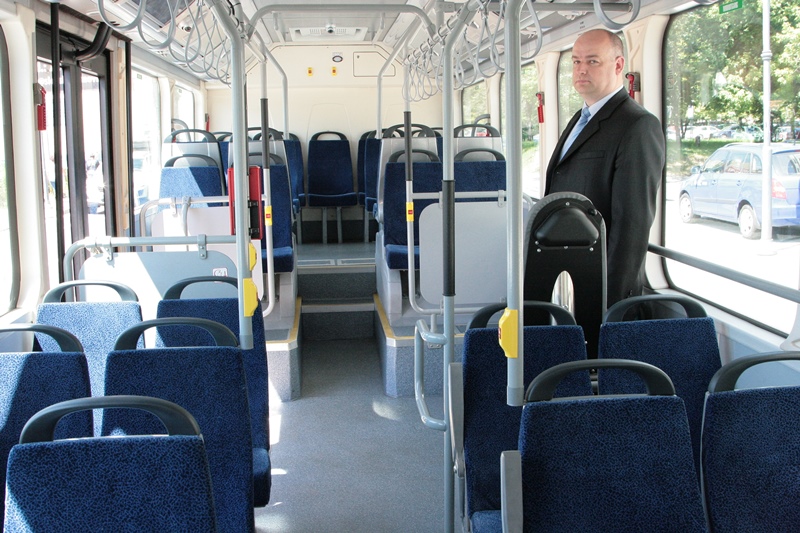 Vnitřek vozidla nabízí 24 pohodlných sedadel.