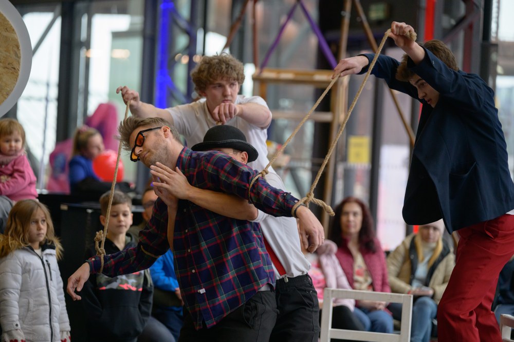 Akrobaté ze sestavy BoCirk Company Akrobaté ze sestavy BoCirk Company