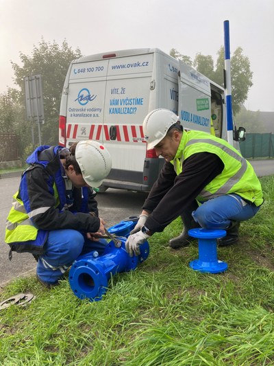 Pracovníci OVAKu při výměně armatur. Ilustrační foto. Autor: OVAK a. s.