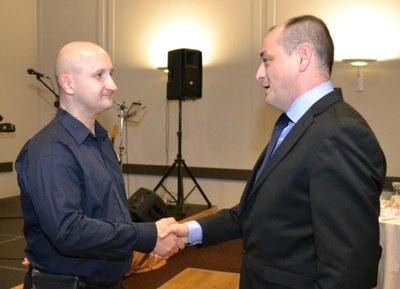 První náměstek primátora Radim Babinec blahopřeje Karlu Schachlovi k Ceně primátora. Foto. René Stejskal    
