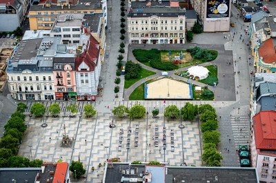 Pokud na místě není kluziště nebo písečná plocha (na snímku), je prostor vedle náměstí nevzhledný a nevyužitý. Foto: Lukáš Kaboň.