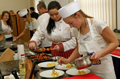 Lucie Kalová ze ZŠ Jugoslávská v Zábřehu připravila chod nazvaný Barevné jehly hokaidó. Foto: B. Krzyžanek