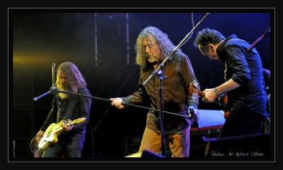 Člen legendární skupiny Led Zeppelin Robert Plant (uprostřed), jedna z hvězd festivalu. Foto: J. Urban