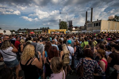 Tisíce fanoušků před vstupními branami. Foto: J. Zerzoň.