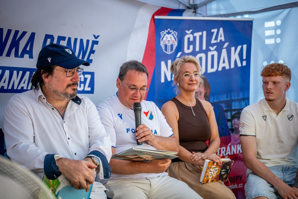 Primátor Jan Dohnal předčítá v rámci kampaně Čti za nároďák před fotbalovým zápasem mezi Baníkem a Slávií. Foto: Lukáš Kaboň Primátor Jan Dohnal předčítá v rámci kampaně Čti za nároďák před fotbalovým zápasem mezi Baníkem a Slávií. Foto: Lukáš Kaboň