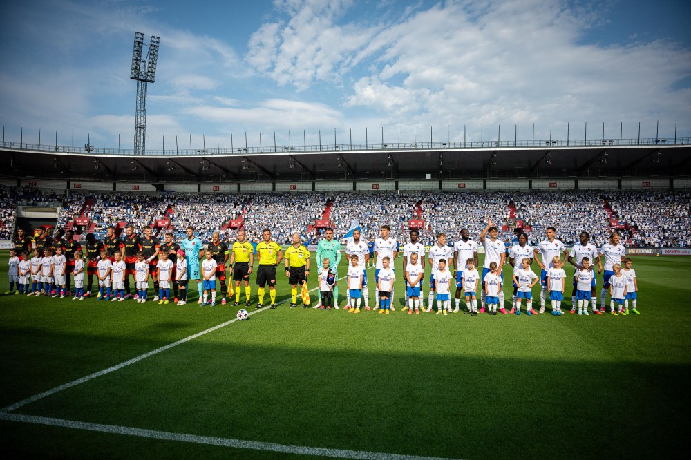 Děti, které doprovodily fotbalisty obou týmů na hrací plochu před začátkem utkání, na sobě měly speciální dresy kampaně Čti za nároďák. Foto: Lukáš Kaboň Děti, které doprovodily fotbalisty obou týmů na hrací plochu před začátkem utkání, na sobě měly speciální dresy kampaně Čti za nároďák. Foto: Lukáš Kaboň