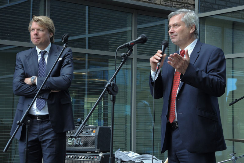 P. Kajnar při projevu. Vlevo je R. Vos z CTP.