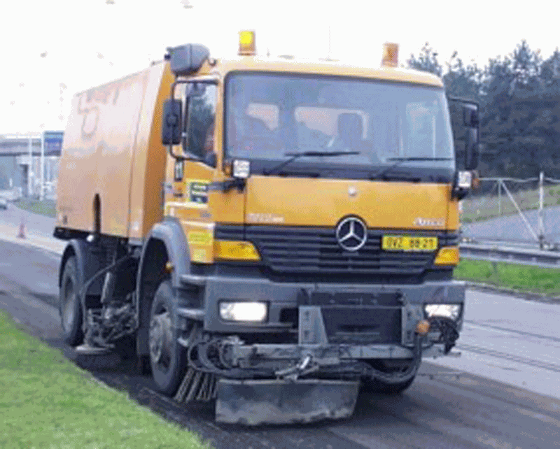 Čtyři miliony na nadlimitní čištění cest