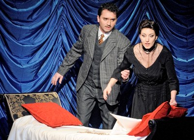 Katarína Hasprová a Roman Harok v muzikálovém hitu Rebecca. Zdroj: NDM