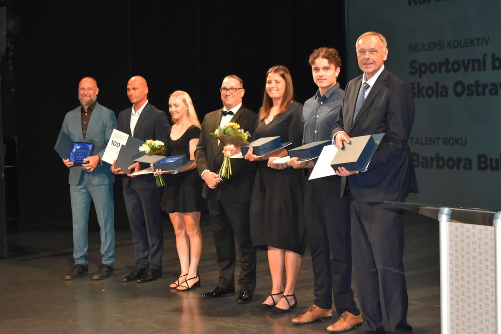 Primátor Ostravy Jan Dohnal (uprostřed) s držiteli ocenění Sportovec roku