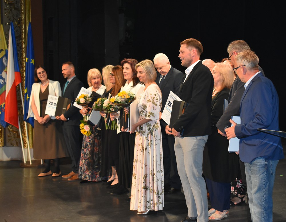 Radní Andrea Hoffmannová (zcela vlevo) s oceněnými pedagogickými i nepedagogickými pracovníky ostravských škol