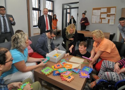 Ve společném „obývacím pokoji“ jedné ze čtyř domácností v Domově Třebovice. Foto: J. Urban