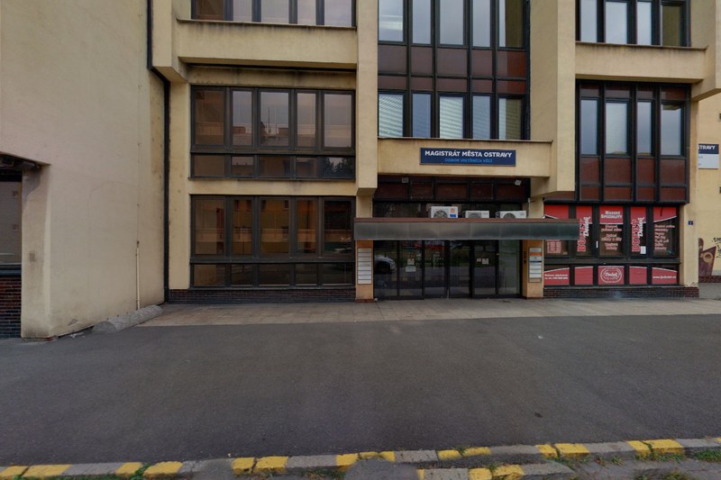 Vchod do magistrátní budovy v ulici Gorkého 3037/2