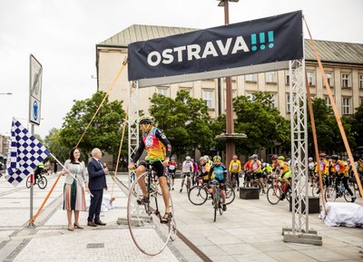 Cyklisté v čele s Josefem Zimovčákem a primátorem Tomášem Macurou vyrážejí z Ostravy na trasu do Kopřivnice. Foto: Jiří Zerzoň