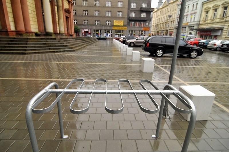 Cyklistům v centru Ostravy slouží nové parkovací stojany Cyklistům v centru Ostravy slouží nové parkovací stojany